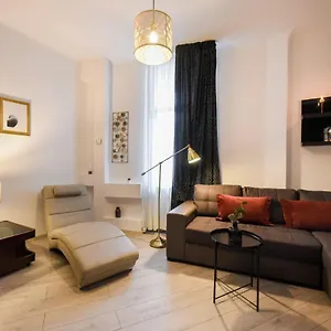 Discover Comfort: Charming & Spacious In The Old Town Appartamento